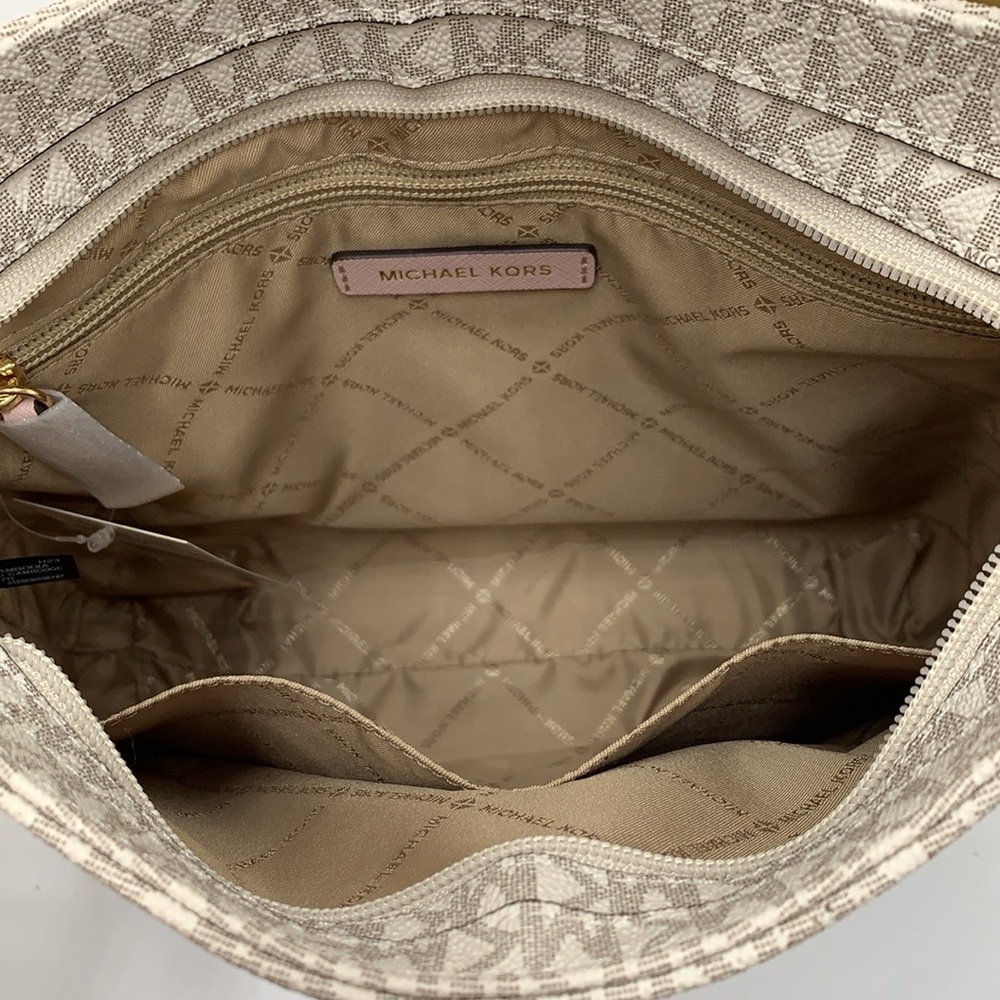 MICHAEL KORS
Jet Set Travel Large Logo Messenger Bag
COLOR PWD BLSH MLT
NWT - Picture 13 of 16